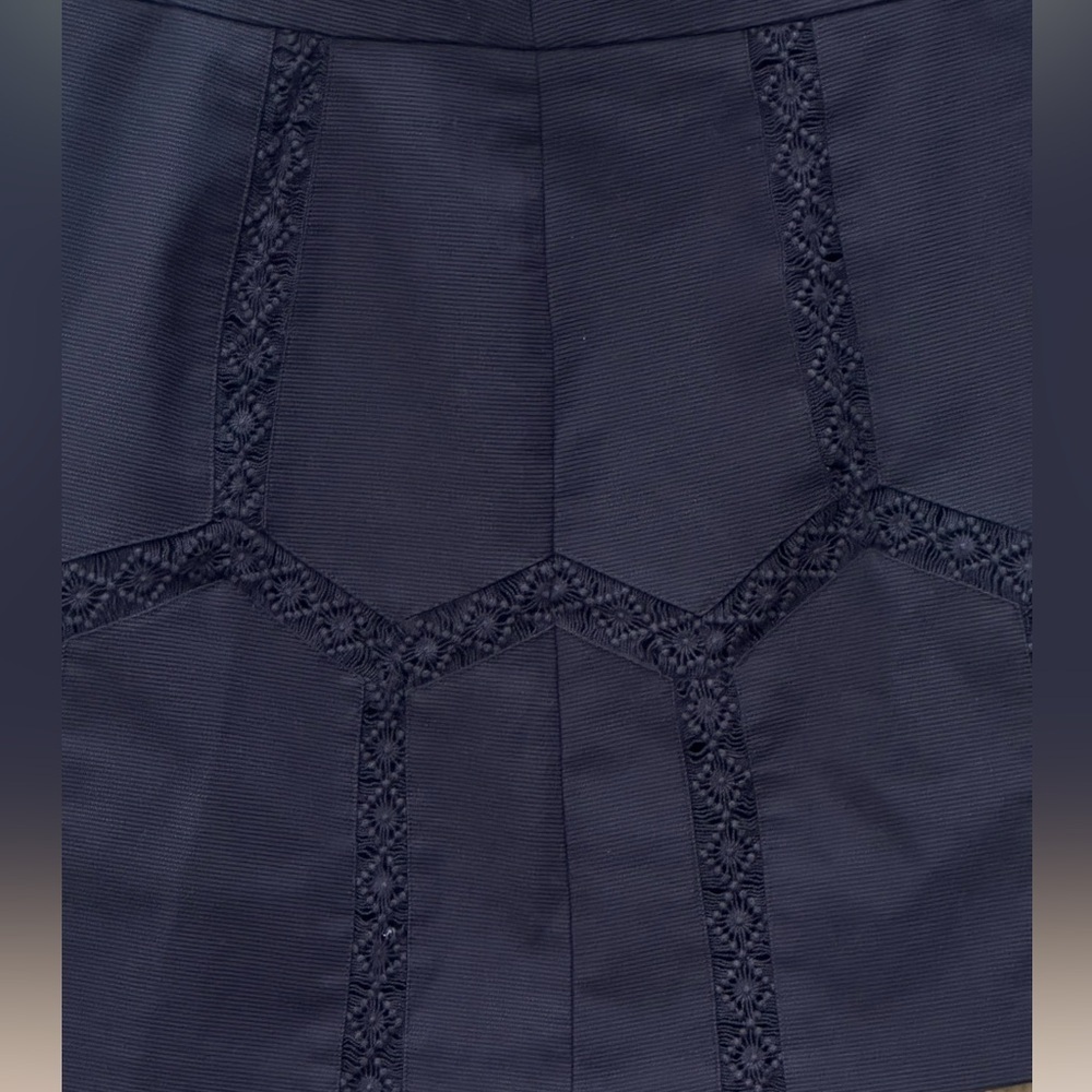 Banana Republic Black Chevron Lace Mini Skirt Size 6 - Picture 3 of 7